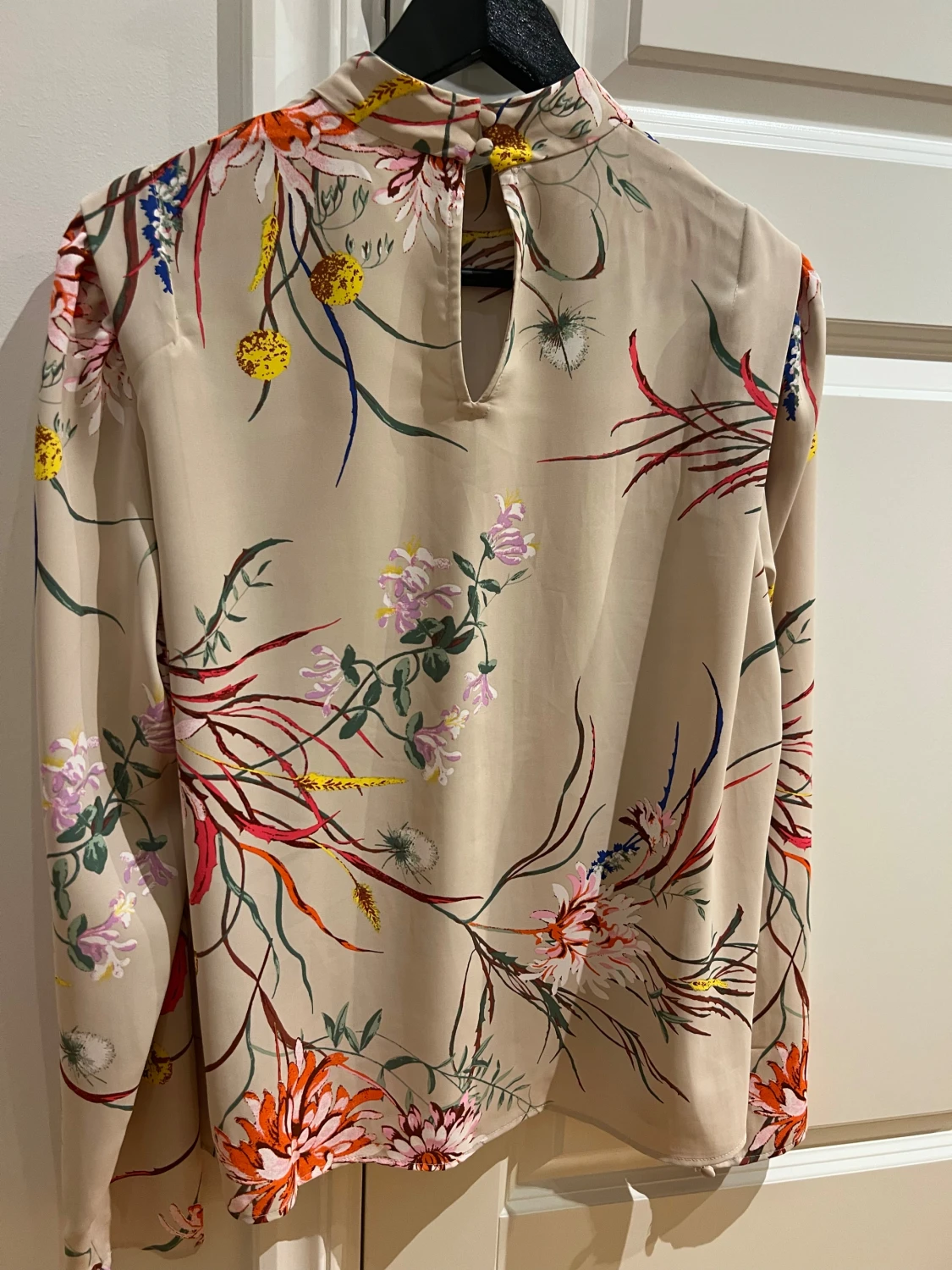 Beige blommig blus med hög krage - 3