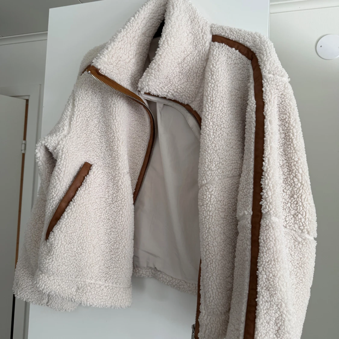 Beige teddyjacka med bruna detaljer - 2