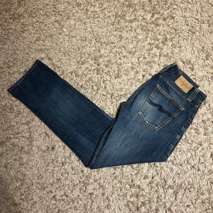 Nudie jeans relaxed straight fit easy emil  - Nudie jeans relaxed fit modell easy emil. Mycket bra skick, inga märkvärdiga defekter. Storlek w30, postas antigen samma dag som köp eller dagen därpå🙌💯