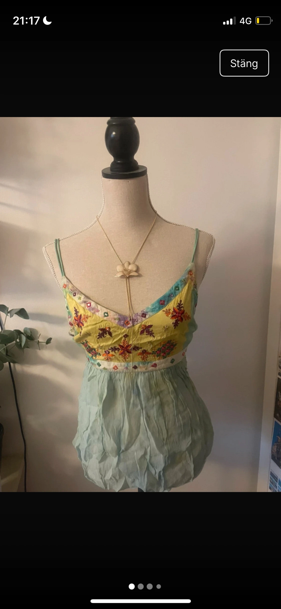 Broderad kortklänning med pastellfärger