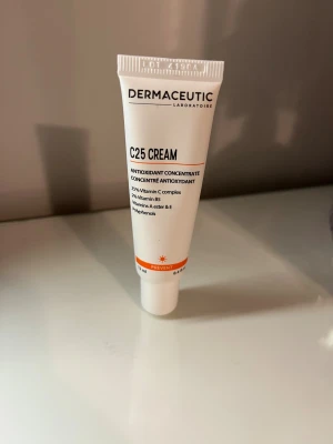 Dermaceutic C25 Cream 12 ml - Antioxidantkräm från Dermaceutic i en vit tub med orange detaljer. Innehåller 25% vitamin C-komplex, vitamin B5, A- och E-ester samt polyfenoler. Perfekt för att boosta huden med glow och skydd mot fria radikaler. Smidig att ha med i väskan. Den är oanvänd. Jag är öppen för prisförslag!