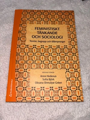 Feministiskt tänkande och sociologi: Teorier, begrepp och tillämpningar - Upptäck feministiska teorier och begrepp inom sociologi! Perfekt för dig som vill förstå genus, jämställdhet och hur dessa perspektiv används i forskning och samhälle. Boken passar både studenter och unga vuxna som vill fördjupa sig i aktuella frågor.