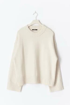 Vit stickad tröja från hm - Säljer en vit stickad tröja från hm med rund hals och breda ribbade muddar vid ärmslut och nederkant. Tröjan har en loose passform och är perfekt för kyliga dagar. Enkel och stilren design som funkar till allt.