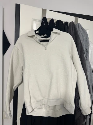 Vit quarter zip tröja  - Fin Quarter Zip från Zara. Säljer endast för den inte passar. I nyskick. 