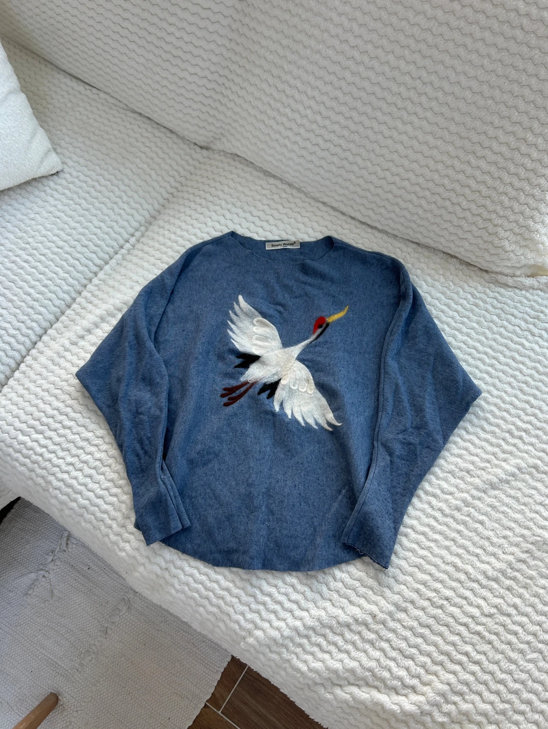 Stickad tröja med broderi  - 1