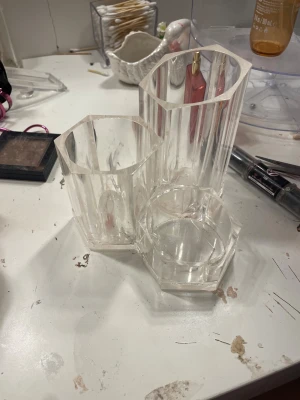 Väldigt bra men bara om du bor i Borlänge så blir det jätte bra  - Praktisk och stilren hexagonformad förvaringshållare i transparent plast, perfekt för sminkborstar, pennor eller små tillbehör. Tre separata fack i olika höjder. Använd men i gott skick, några mindre repor och smuts syns.