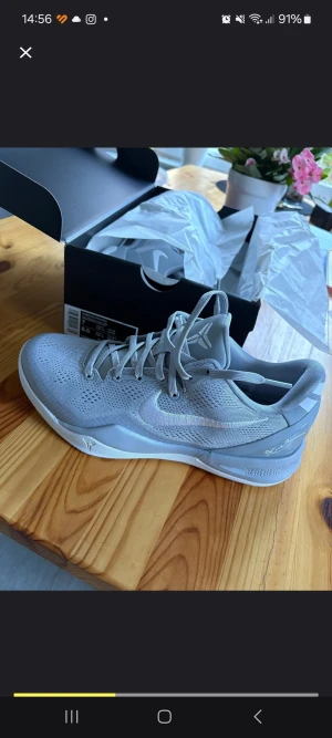 Nike Kobe 8 Protro Wolf Grey sneakers - Nike Kobe 8 Protro sneakers i färgen Wolf Grey med silvriga detaljer och vit sula. Skorna har mesh-ovandel för bra andningsförmåga, snörning och en låg siluett. Perfekta för dig som gillar basket eller vill ha en clean och sportig look.Nya med box och kvitto från nike 