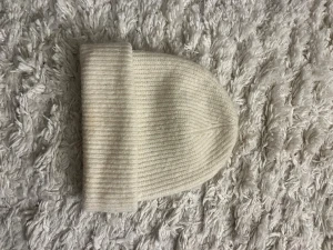 Mössa - Vit mössa från Lindex💕