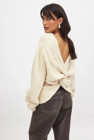 Stickad tröja med öppen rygg - Super fin stickad tröja med öppen rygg, aldrig använd med lappen kvar. Strl s/m. Nypris 500kr