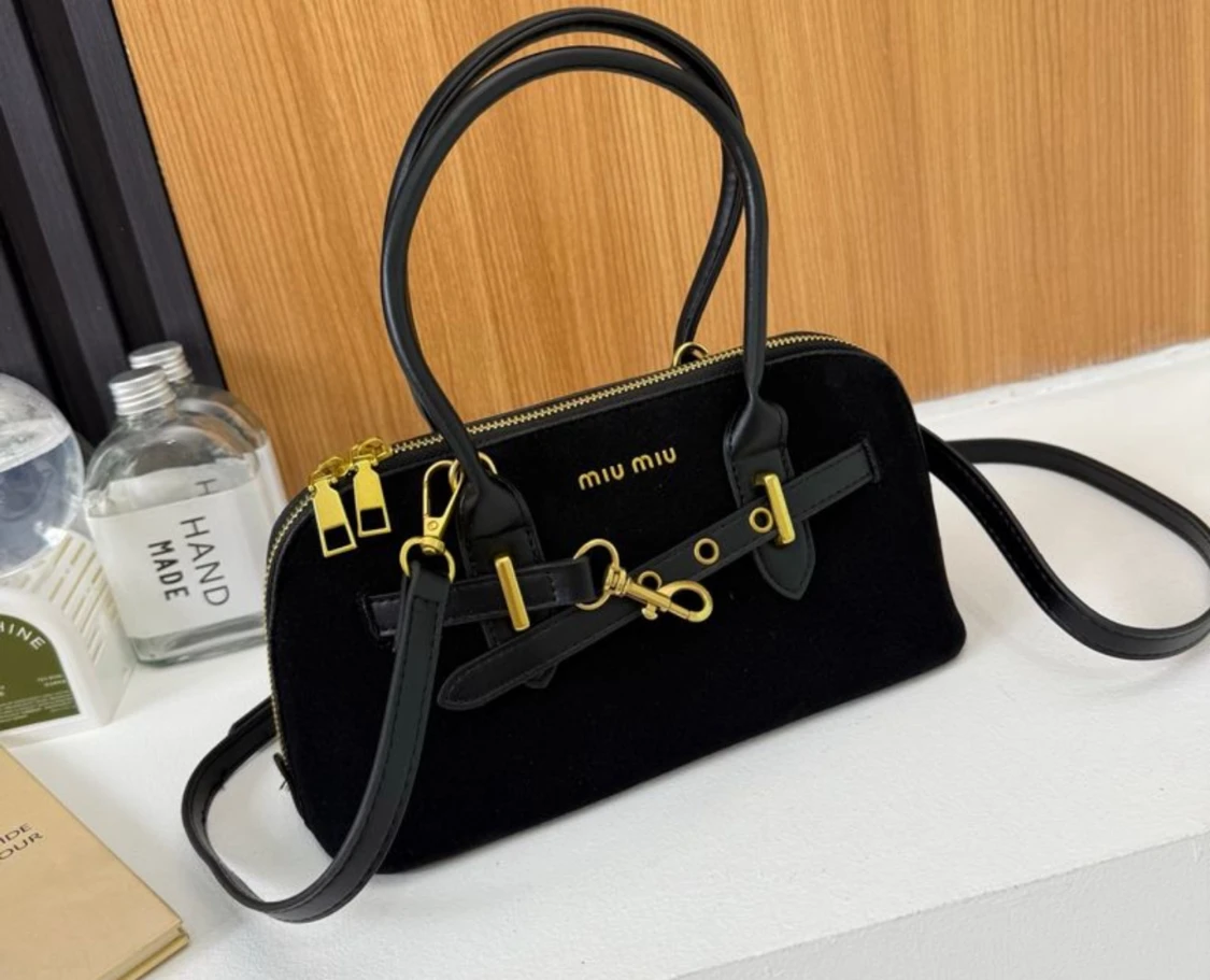 Miu Miu handväska i mocka med gulddetaljer - 2