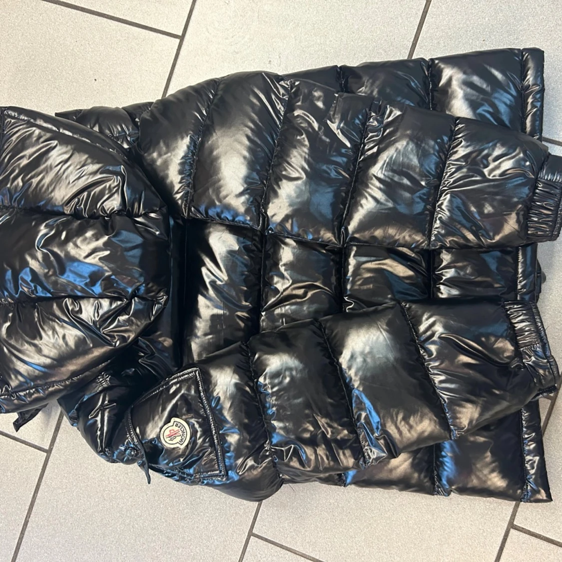 Svart glansig dunjacka från Moncler - 2