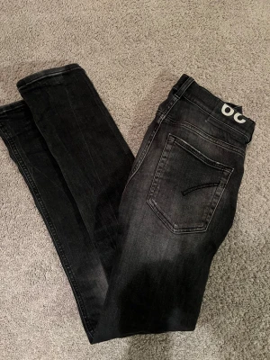 DONDUP JEANS - Tjena, säljer dessa feta DONDUP Ritchie jeans. De är i storlek 29 och är i ny skick. Hör av er vid funderingar och intresse. Går att diskutera pris vid snabb affär🙌