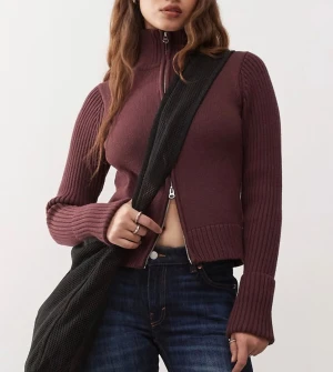 Vinröd ribbad kofta med dragkedja - Så snygg kofta från weekday som aldrig blivit använd 🫶🏼