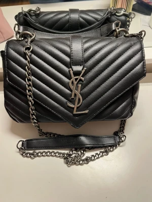 Axelväska - Ny utan prislapp.