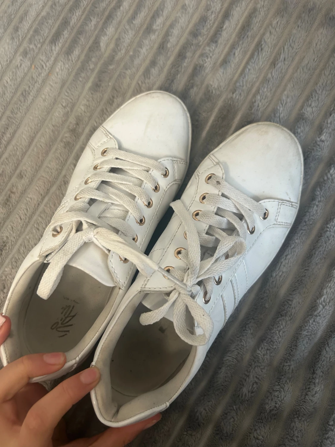 Vita sneakers med gulddetaljer - 2