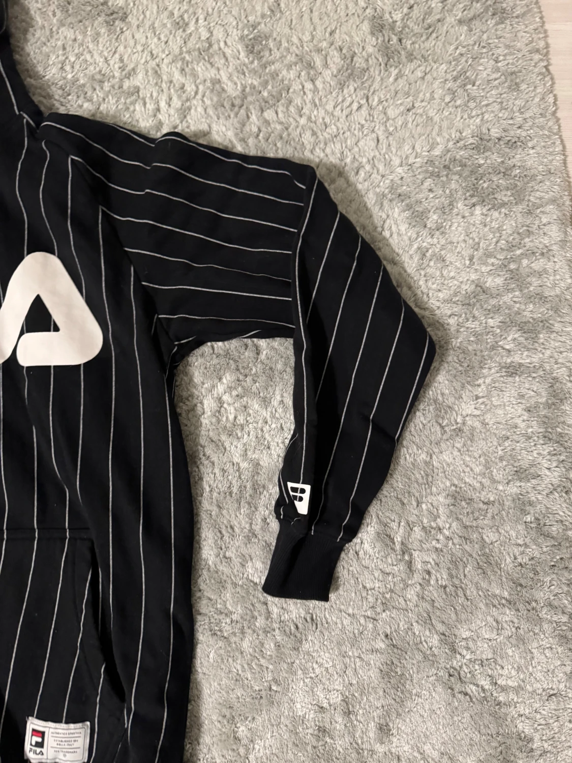 Svart randig hoodie från FILA - 1