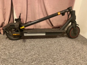 Xiaomi Mi Electric Scooter - Xiaomi Mi Electric Scooter i bra bruksskick. Fällbar design, digital display med hastighet och batterinivå. Några mindre repor och normalt slitage, men fungerar utmärkt. Perfekt för smidig och miljövänlig transport i stan. Laddare medföljer.
