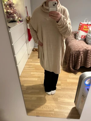 MYS Oversized beige polotröja med slits  - Mysig oversized polotröja i beige med lång ärm och höga slitsar på sidorna. Tröjan har en bred och lös polokrage och är tillverkad i ett VÄLDIGT mjukt material som känns skönt mot huden. Perfekt för dig som gillar chill och comfy vibes.