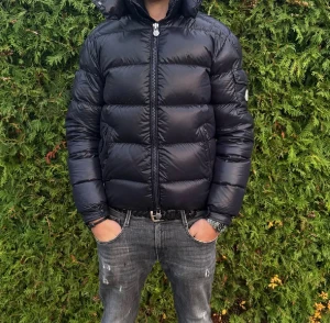 Marinblå moncler Maya  - Säljer nu denna Maya i storlek 2. Jackan är i så gott som nytt skick, och är perfekt nu inför vintern. Har inget tillbehör som tyder på äkthet, men de som vet ser att den är äkta samt går Q/C och tagen att scanna. Hör av er vid frågor mvh LA