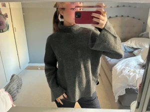 Stickad tröja - Stickad superskön med lite polo krage 🩷🩷