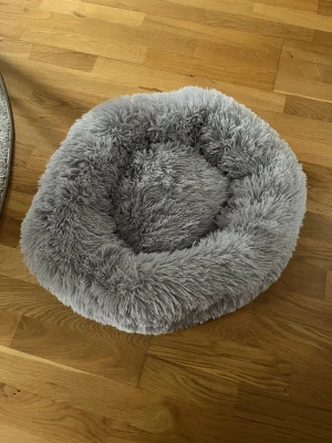 Katt/hund bädd  - En grå mysig bädd för både hund och katt. Aldrig använd 