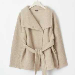 Beige kappa - Beige kappa från Gina tricot, använd fåtal gånger, som ny💕