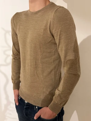 Stenströms merinoulltröja beige - Säljer denna snygga beige merinoulltröja från Stenströms. Fint skick i str S men är liten i storleken.