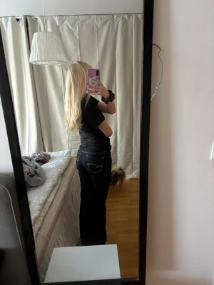 Mörkblå bootcut jeans från Mavi - Super snygga mörkblåa jeans från Mavi. Sitter tajt upptill och utsvängda från knät. Alltså modellen bootcut, mid waist Super fina fickor baktill vilket gör en fin detalj. Innerbensmått- 83cm Står tyvärr ej storlek men jag är en S/M så skulle säga S (Jag är 171cm lång)