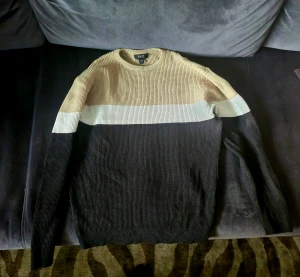 Beige och svart stickad tröja - Storlek S, väldigt bekväm passform men säljs pågrund av att kommer ej längre till användning.