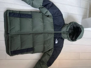 Grön pufferjacka från The North Face - Säljer en grön och svart pufferjacka från The North Face i storlek S. Jackan har huva, dragkedja framtill och ett diskret rutmönster i tyget. 