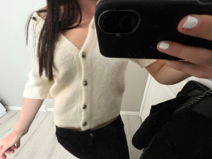 Vit kortärmad kofta  - Superfin vit kofta, korta ärmar och snygga silverfärgade knappar framtill.💗