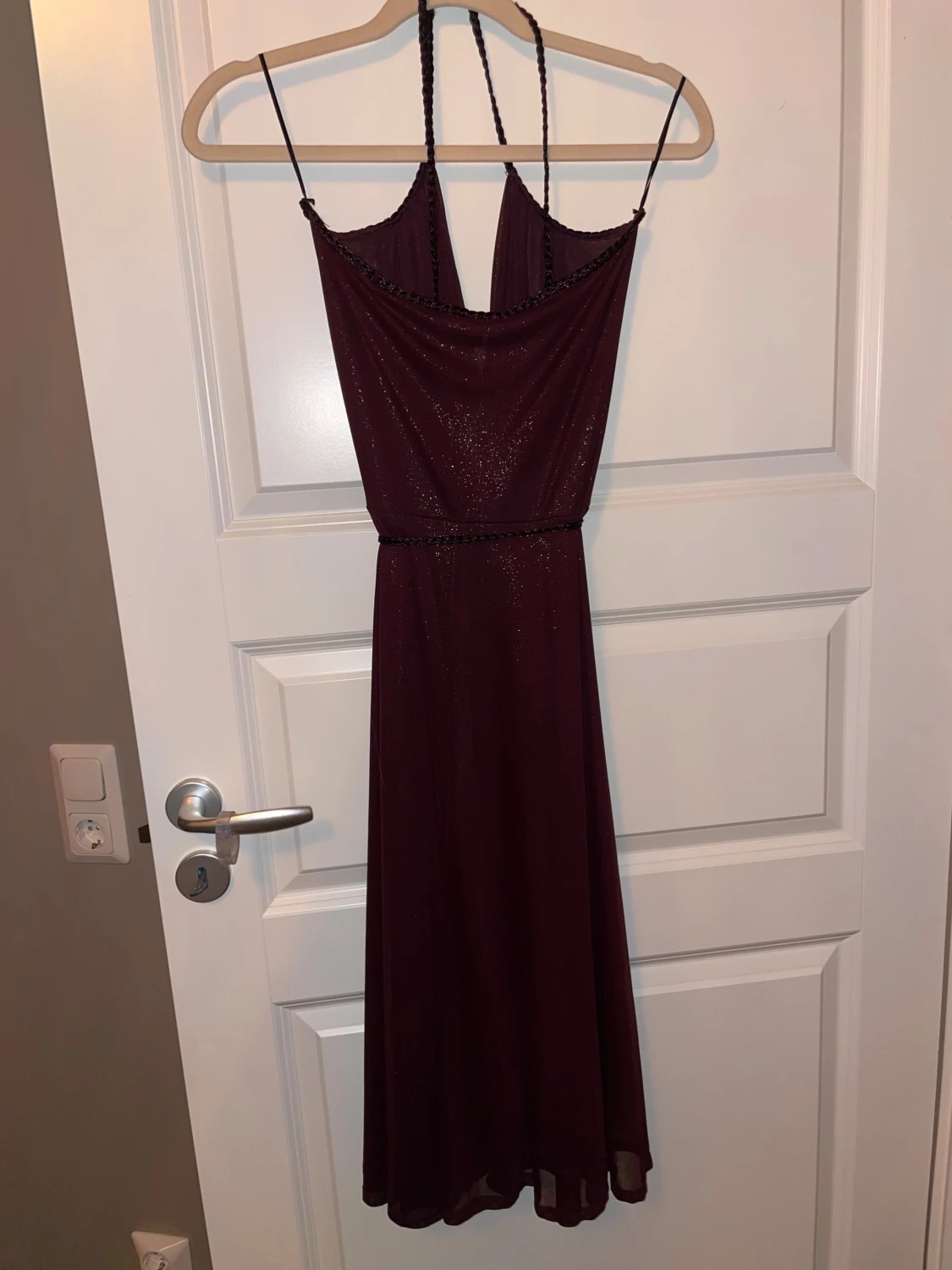 Vinröd glittrig långklänning med knyt
