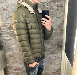Colmar jacka - Mycket fint skick, inga defekter. Storlek 50/M passar dig som är mellan 175-185cm ungefär. Nypris ca 4000kr. Modellen är 185 cm, 79 kg. Självklart äkta - Kolla bara recensionerna! Passar bra nu till vintern. Skriv för mer information!🤝