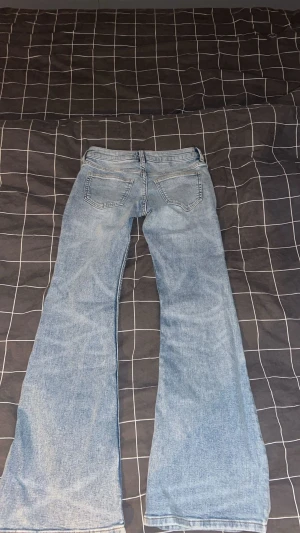 Bootcut ljusblå jeans - Lågmidjade bootcut Jeans i ljusblå färg i storlek 34. Aldrig använda 