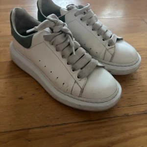 Alexander McQueen vita sneakers - säljer dessa världens snyggaste Alexander McQueens med en unik färg där bak! Super coola älskar dessa!💕                                                              Priset kan alltid diskuteras!                                     Alla defekter syns