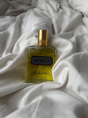 Aramis After Shave 120 ml - Klassisk after shave från Aramis i en stilren flaska. Volymen är 120 ml. Perfekt för dig som vill fräscha upp dig efter rakning och ge din rutin en tidlös touch.