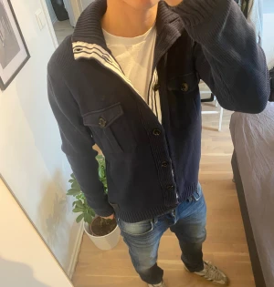 Stickad Cardigan - Tvär fet! | inga defekter | Modell: 185 | Storlek L, passar M bättre.