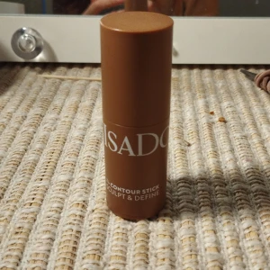 Isadora Contour Stick Warm Mocha - Säljer en Isadora Contour Stick i färgen 36 Warm Mocha. Stick-format med krämig formula som är lätt att applicera och blenda. Perfekt för att skulptera och definiera ansiktet. Veganvänlig, parfymfri och dermatologiskt testad.