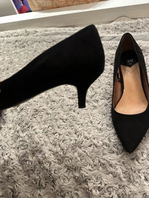 Svarta pumps H&M - Snygga pumps / klackar från H&M, storlek 39 och tyvärr för stora för mig