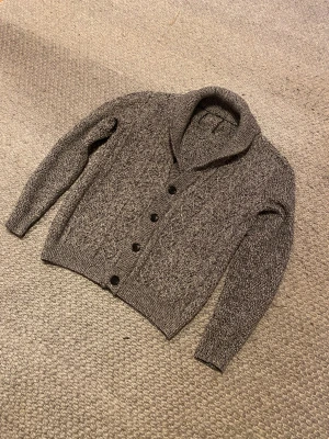 Stickad cardigan - Säljer en fet stickad cardigan i mycket bra skick. Storlek S. Vet ej märket på den.