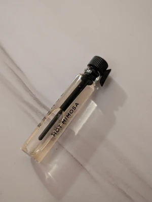 Essnce Hot Mimosa parfymprov - Smidig liten parfymprovflaska med texten Hot Mimosa. Perfekt att testa eller ha med sig i väskan. Volym och ingredienser framgår ej på flaskan.