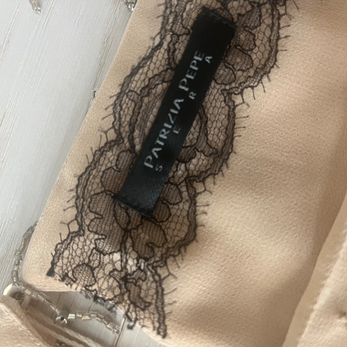 Beige blus med pärlor från Patrizia Pepe - 4