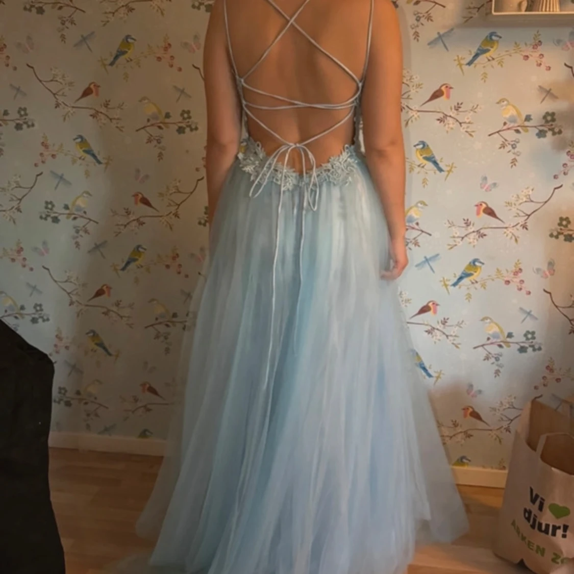 Ljusblå långklänning med spets och öppen rygg - 1