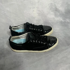 Lanvin - Skor från Lanvin. Självklart äkta. Säljs billigt pågrund av defekten på sista bilden. Storlek 40 men sitter som 41, kanske till och med som 41,5. Defekten borde gå och fixa hos en skomakare för ca 200 kr men vi har inte haft tid, drf har vi ej gjort det. Hör av er vid ytligare frågor eller om ni vill se fler bilder på skorna 🙌🏻