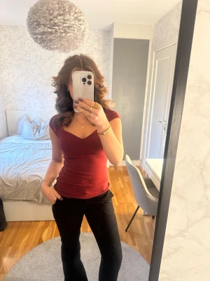 Vinröd topp💘 - En vinröd ribbad topp från Anna Field i storlek S💋