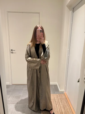 Open abaya  - Säljer min open abaya, den är militärgrön, olivgrön?? Svårt att förklara färgen, men den skimrar så sjukt snyggt med det gröna. Jag är 166 cm lång och använt denna ett par gånger 3-4 gånger skulle jag säga men finns inga tecken på användning och den har inga defekter. 💚