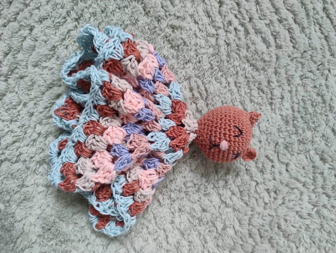 Handgjord virkad snuttefilt