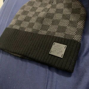 Skön och varm mössa  - Denna mössan är väldigt populär pågrund av den värme, det bästa med denna mössan är inte bara värmen utan själva modellen, perfekt för dig som vill vara stillig och varm under vintern