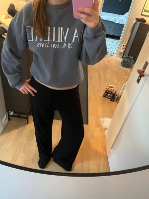 Grå sweatshirt från Gina Tricot - Säljer en chill grå sweatshirt från Gina Tricot i storlek S. Tröjan har trycket 'LA VILLETTE' i vitt framtill och är i en loose passform med ribbade muddar vid ärmslut och nederkant. Perfekt för dig som gillar comfy och enkel stil.