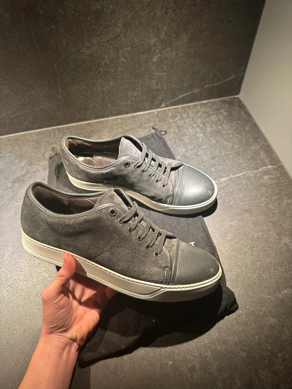 Gråa sneakers från Lanvin i mocka och skinn